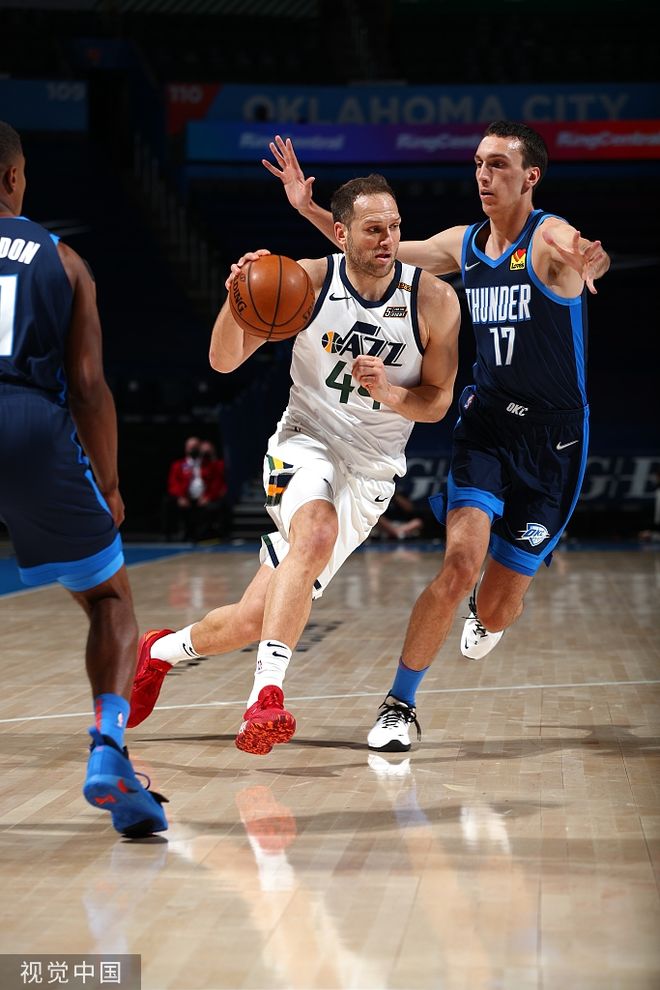 拜仁正式签下天才中场