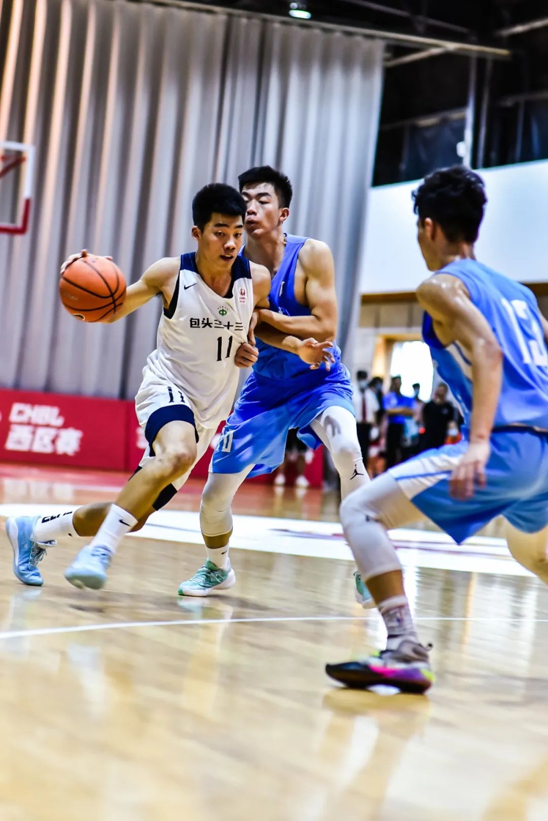 西区夺冠球队实力出众,斩获胜利的是谁